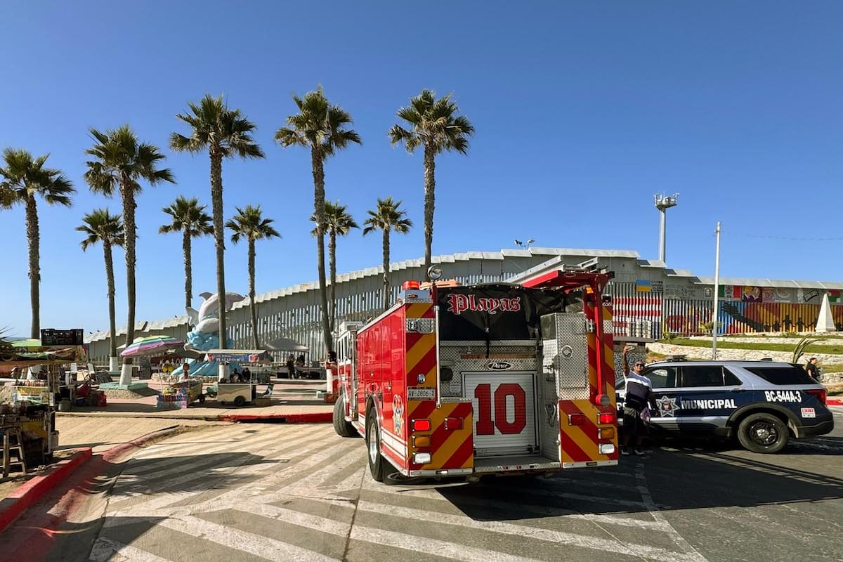 Rescatan a dos jóvenes atrapadas frente al muro fronterizo en Playas de Tijuana