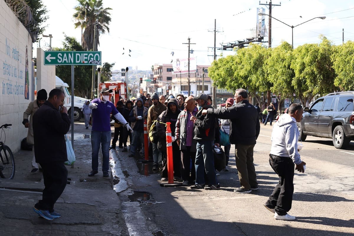 Familias trabajadoras también buscan apoyo de 'Padre Chava'