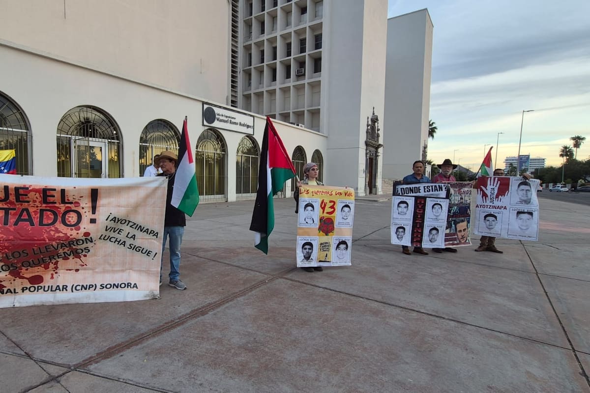 Manifestación del Colectivo Por Ayotzinapa frente al Museo de la Universidad de Sonora a más de una década de los hechos