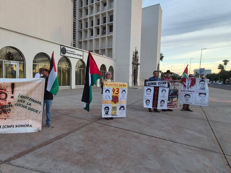 Manifestación del Colectivo Por Ayotzinapa frente al Museo de la Universidad de Sonora a más de una década de los hechos