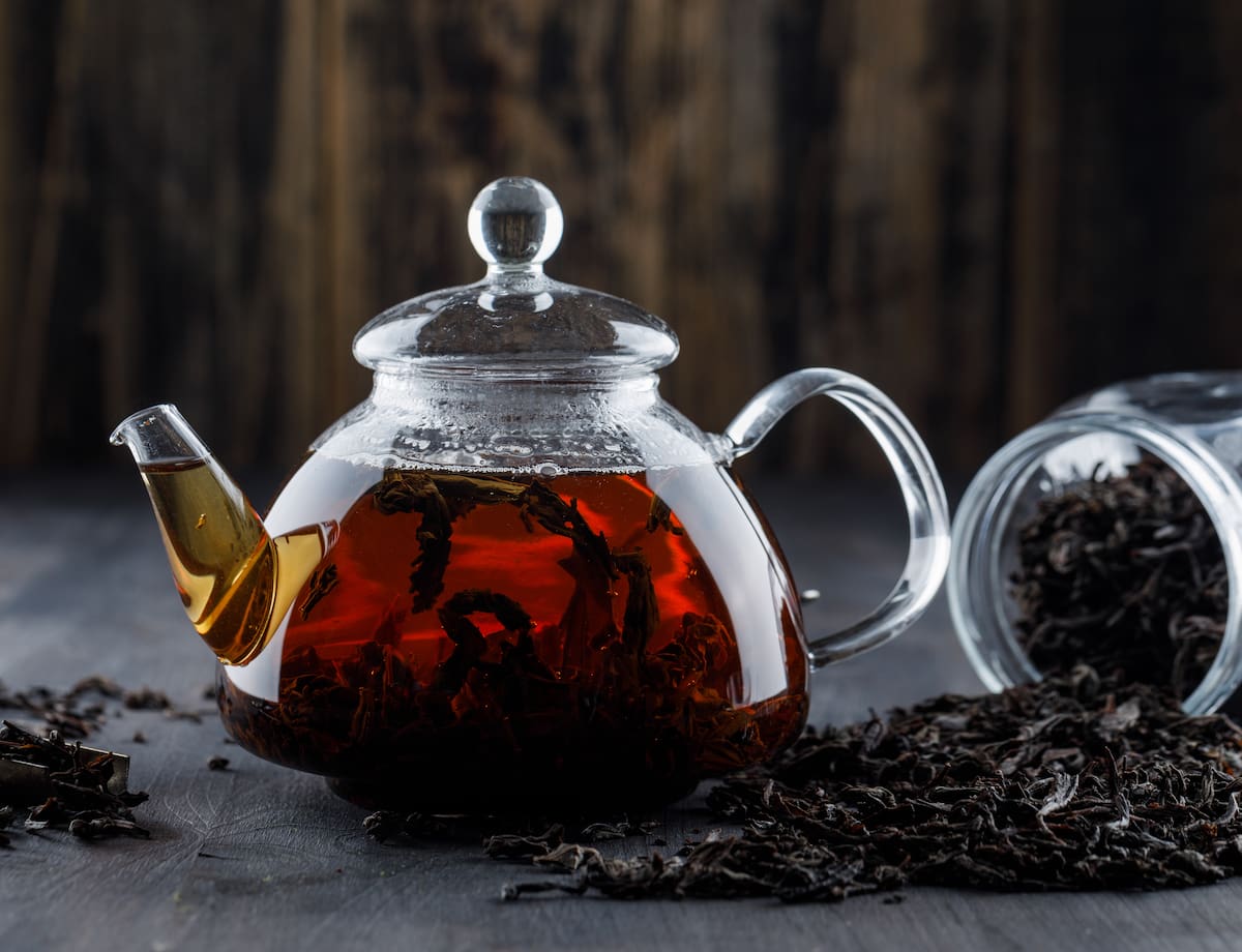 El té negro contiene propiedades antiinflamatorias y astringentes | Foto: Freepik