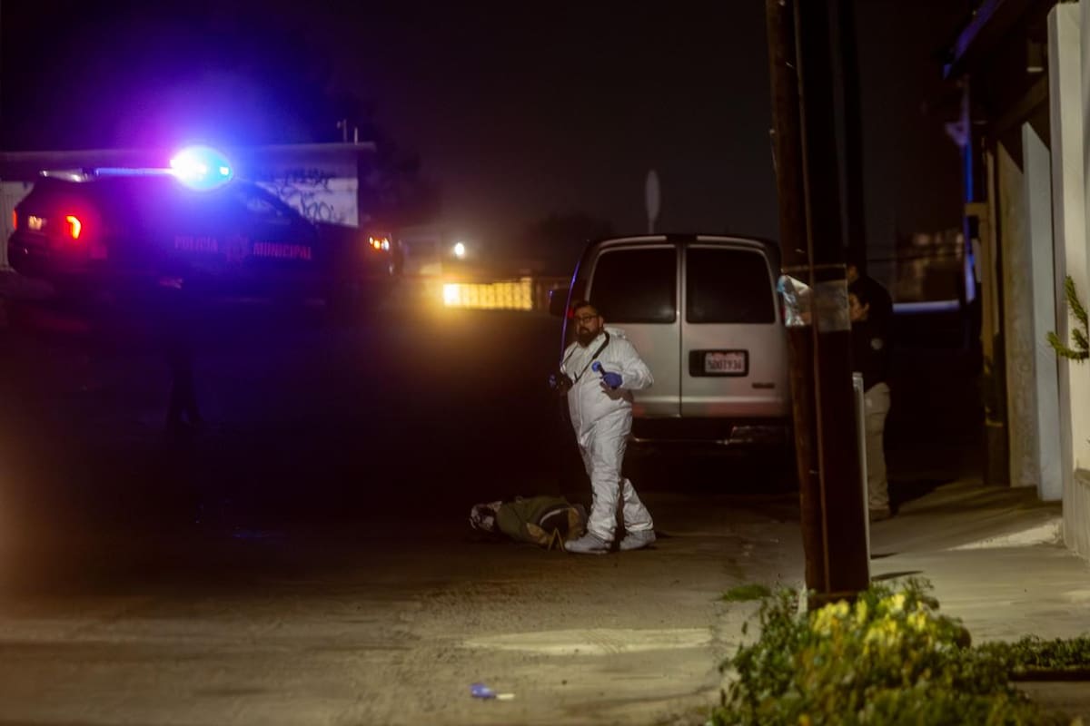 Conductores alertaron a autoridades sobre un cuerpo con huellas de violencia; Fiscalía inició investigaciones. Foto: Border Zoom