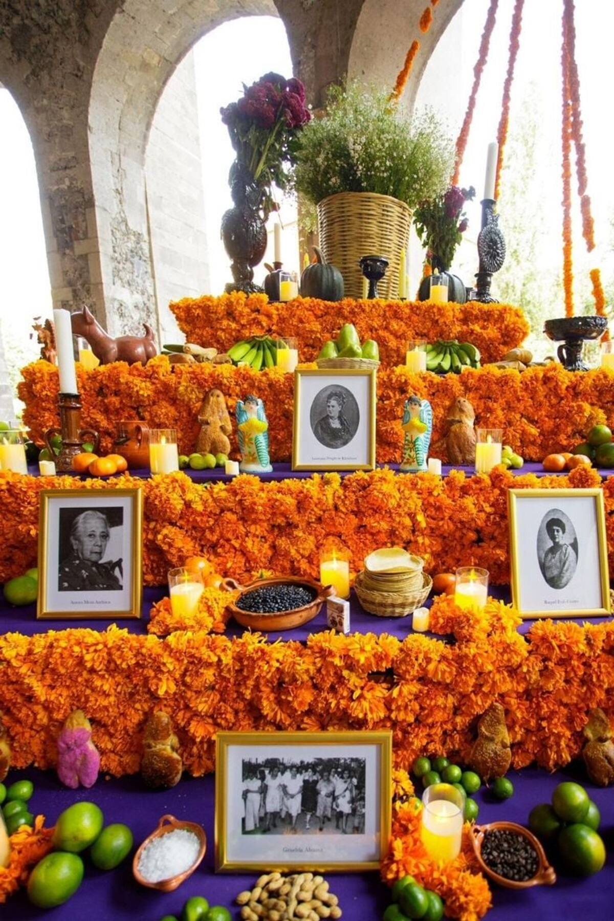 Imágenes de mujeres históricas mexicanas adornan la ofrenda de Sheinbaum en Palacio.