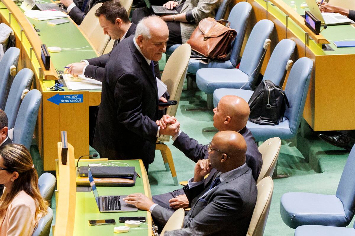 El Observador Permanente de Palestina ante las Naciones Unidas, Riyad Mansour (L), se da la mano con un colega delegado antes de que la Asamblea General de las Naciones Unidas vote sobre una candidatura palestina para convertirse en miembro pleno de la ONU en la Sede de las Naciones Unidas en Nueva York, Nueva York, EE.UU. 10 de mayo de 2024. EFE/Sarah Yenesel