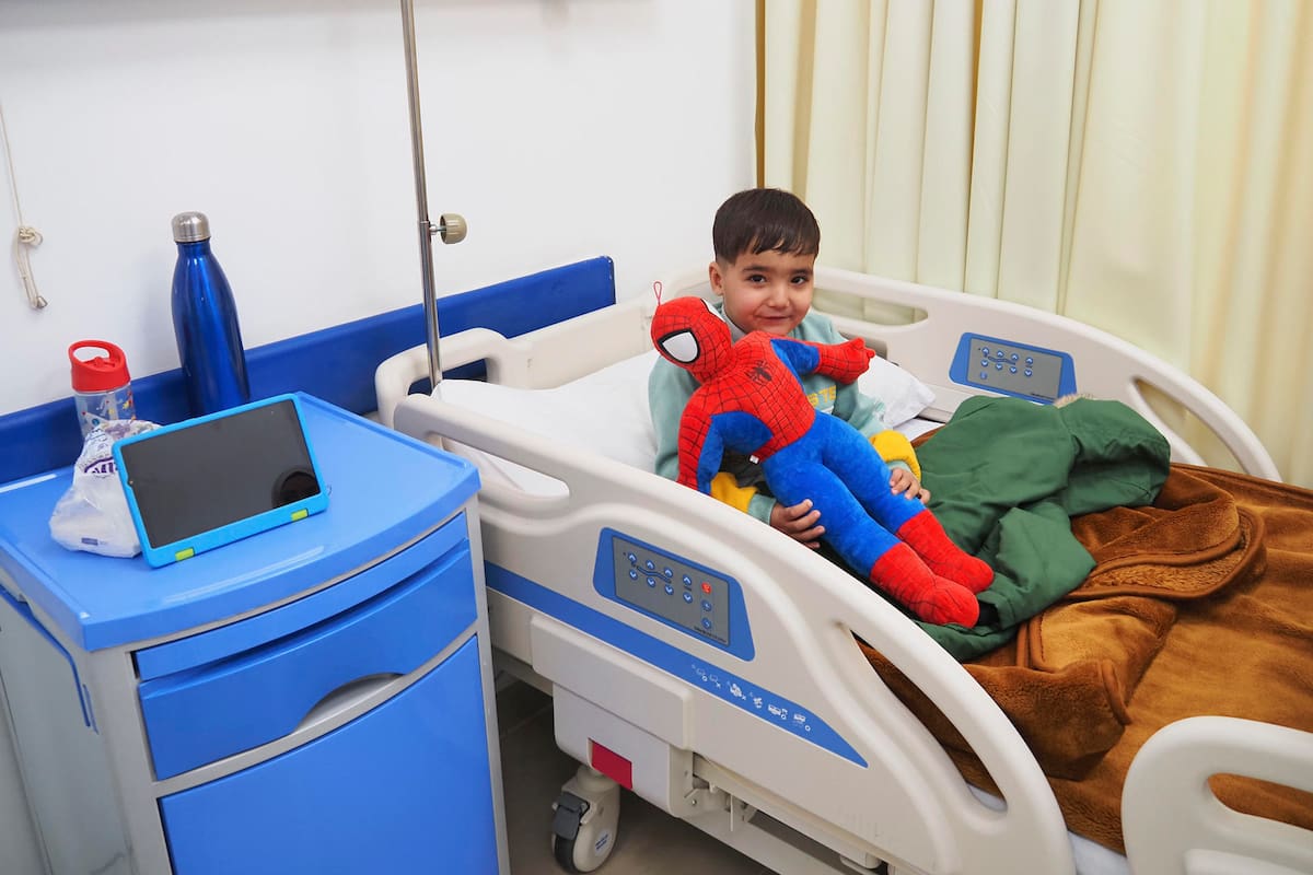 La sonrisa de Ahmed, el niño que perdió las piernas y a sus padres por las bombas en Gaza