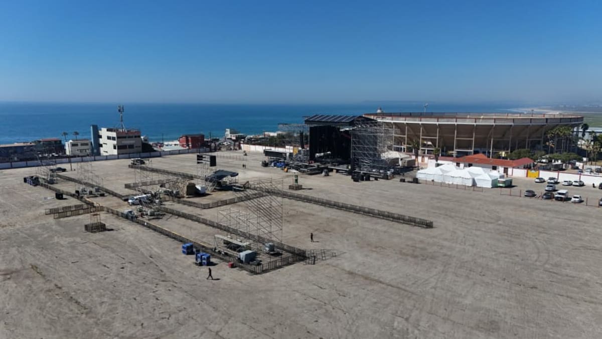 El montaje del escenario para la presentación de Carín León este 21 de marzo en la Plaza Monumental de Playas de Tijuana avanza, donde se espera la asistencia de cerca de 80 mil personas. Foto: Roberto Delgado
