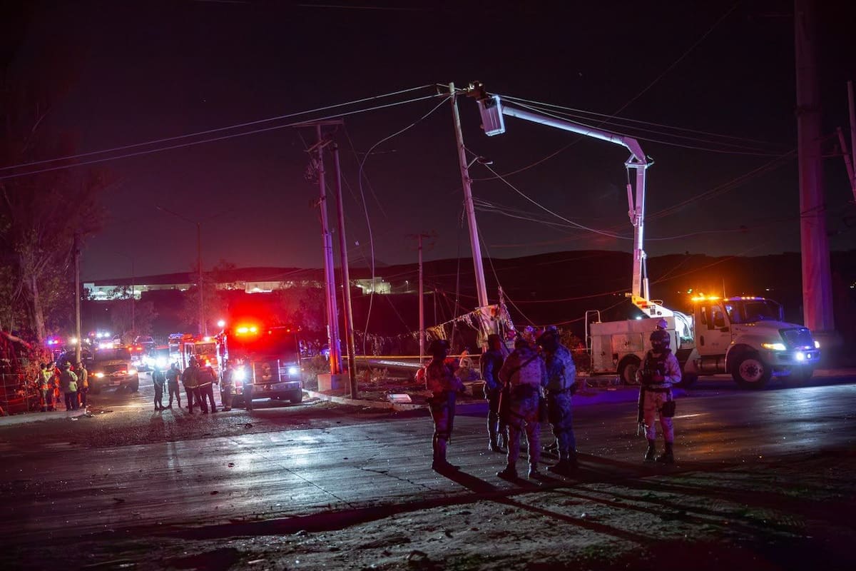 Elementos de Bomberos y Policía Municipal acudieron al Bulevar 2000 para atender a los lesionados. Foto: Border Zoom