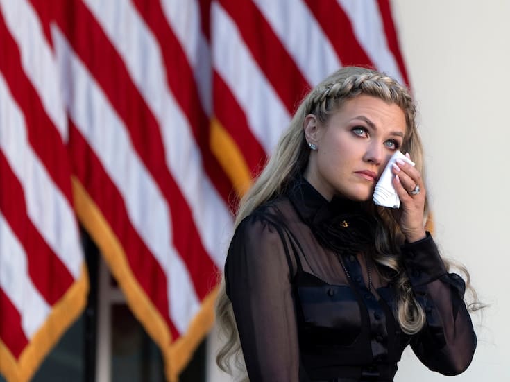 “No dejen que nadie los menosprecie por ser jóvenes varones blancos”, Erika Kirk desata polémica tras evento en Arkansas por lo que críticos señalan como mensaje de supremacismo encubierto