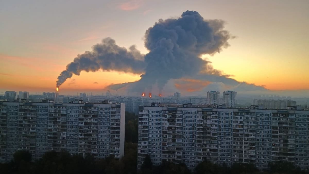 El ataque con drones dejó dos personas muertas en la región de Moscú, además de daños en una refinería petrolera de la capital rusa. (@Exilenova_plus)