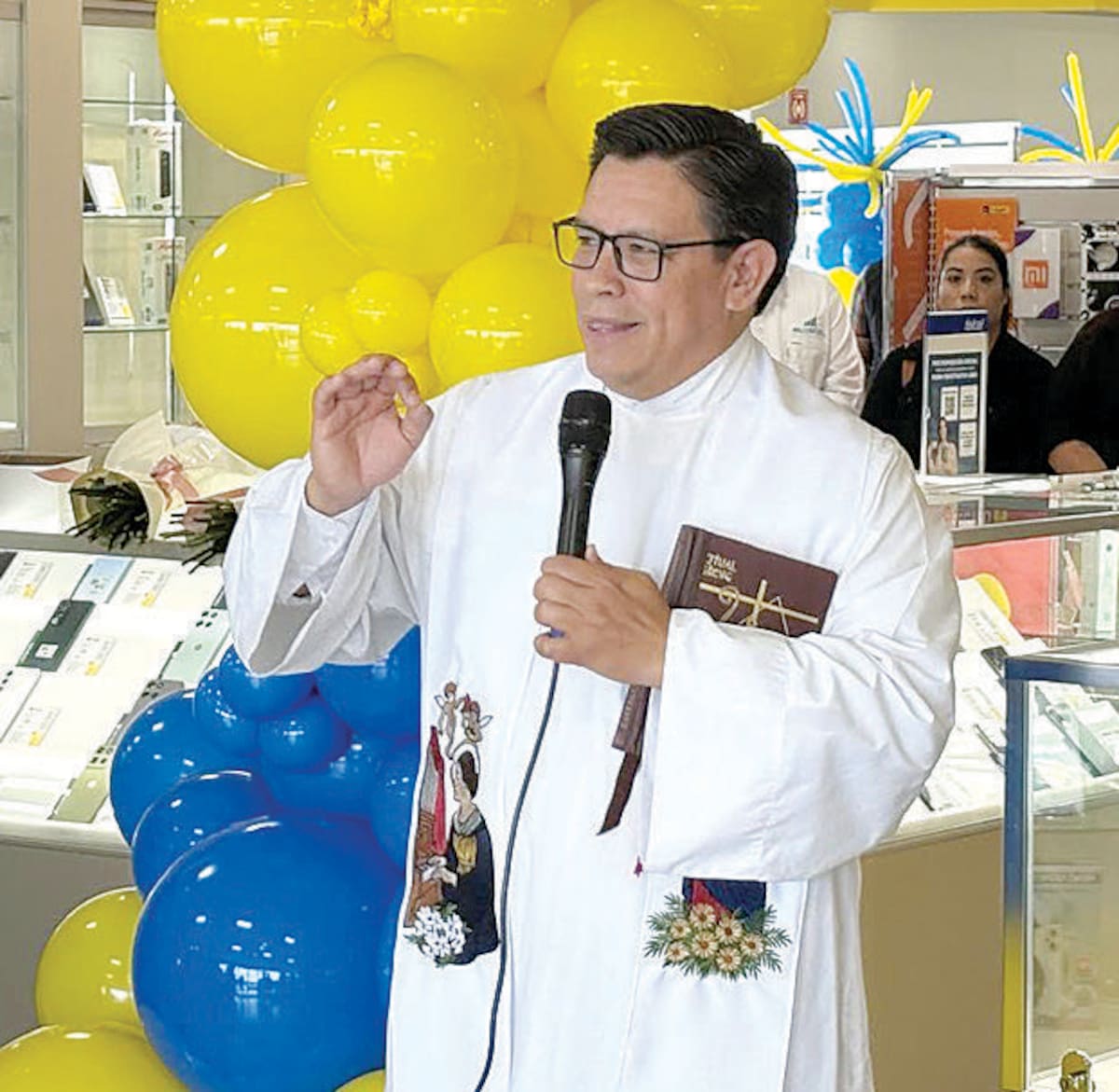 El sacerdote Roberto Jones bendijo las
instalaciones de la nueva tienda Coppel en Caborca.