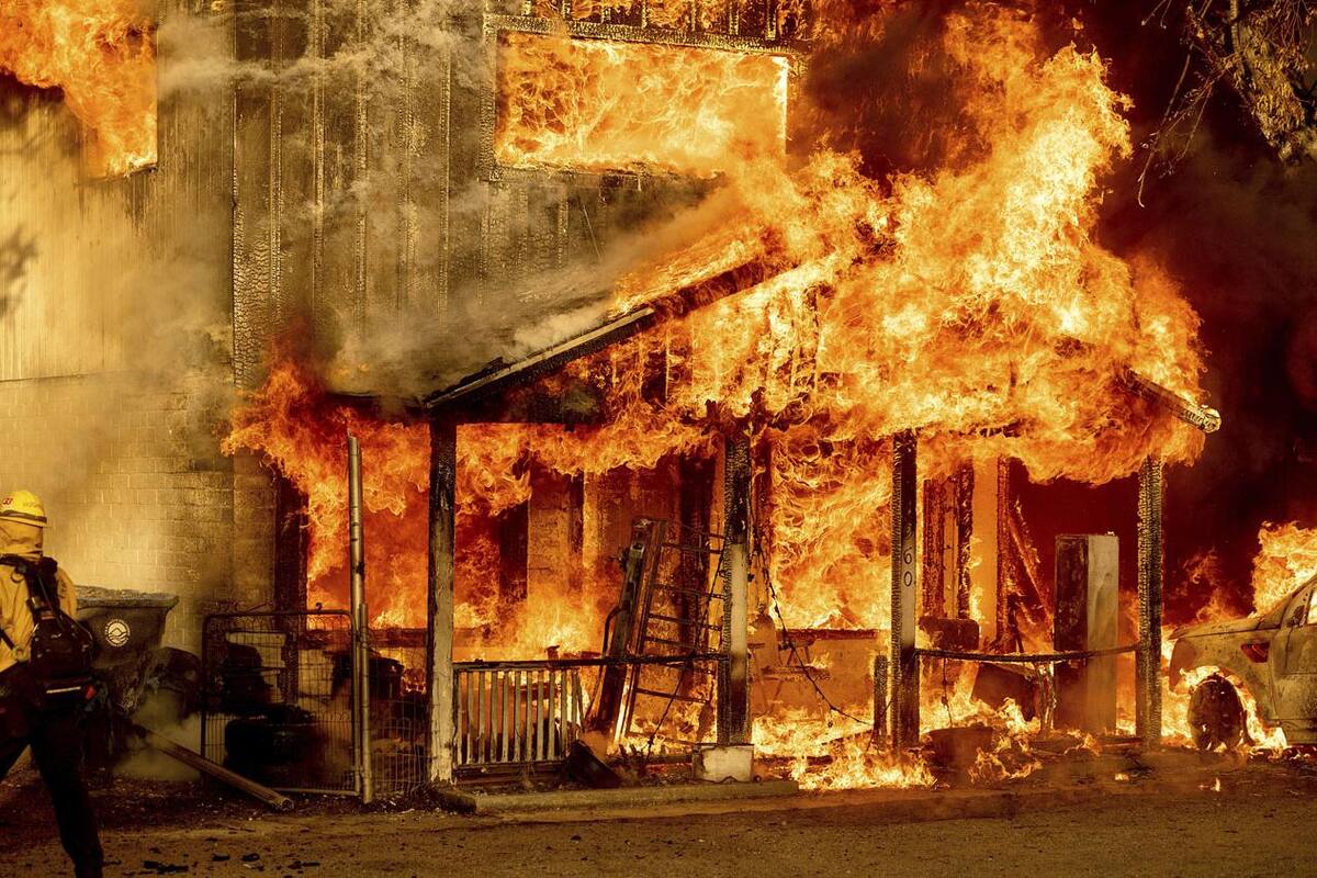 Extremo calor dificulta lucha contra incendios en California
