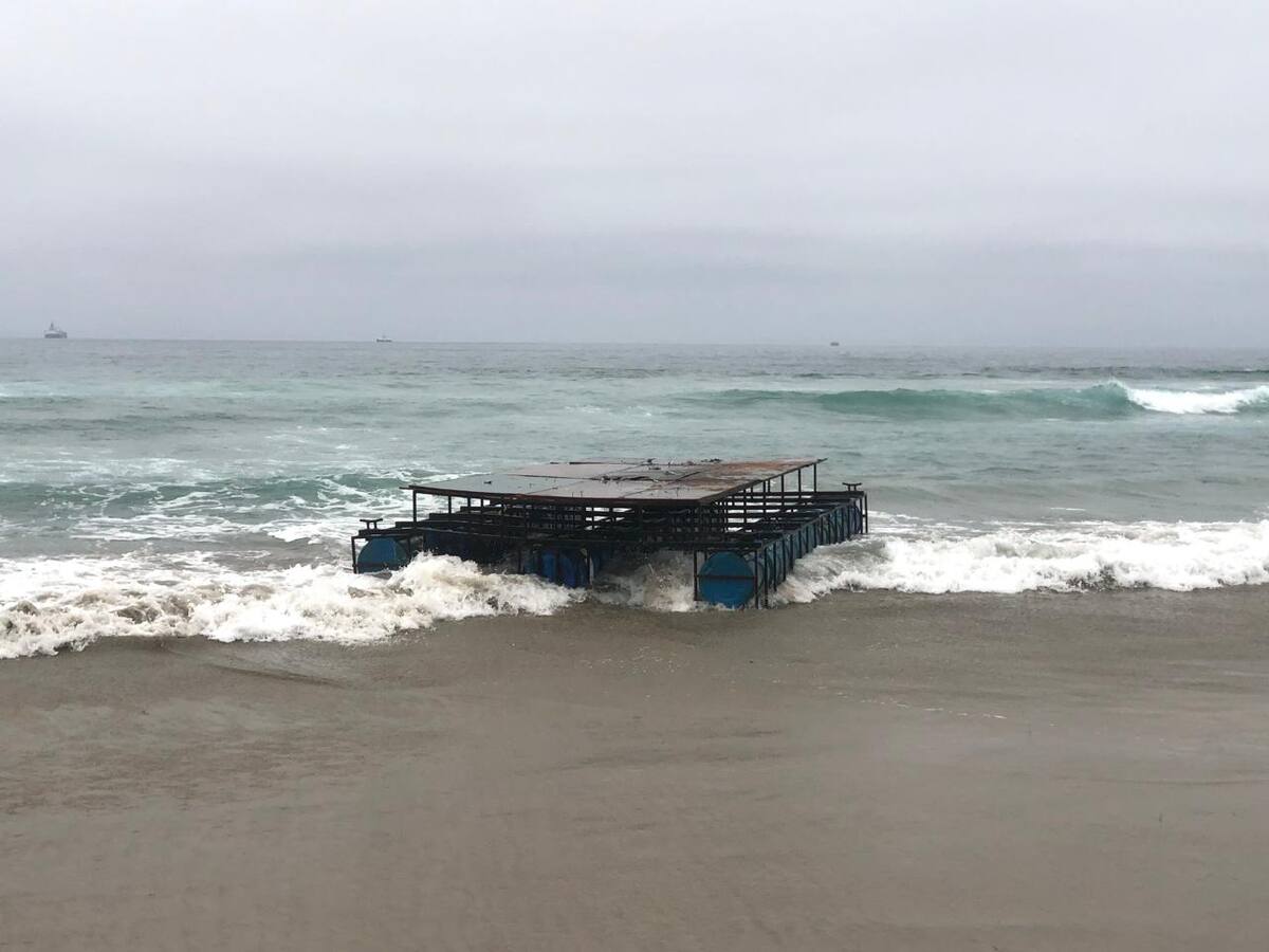 Los paseantes ya pueden transitar de un lado al otro de la playa.