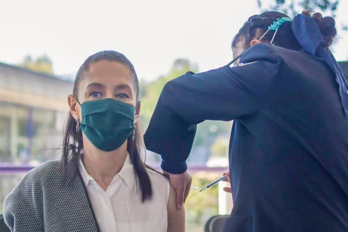 Claudia Sheinbaum recibe dosis de refuerzo contra el Covid-19