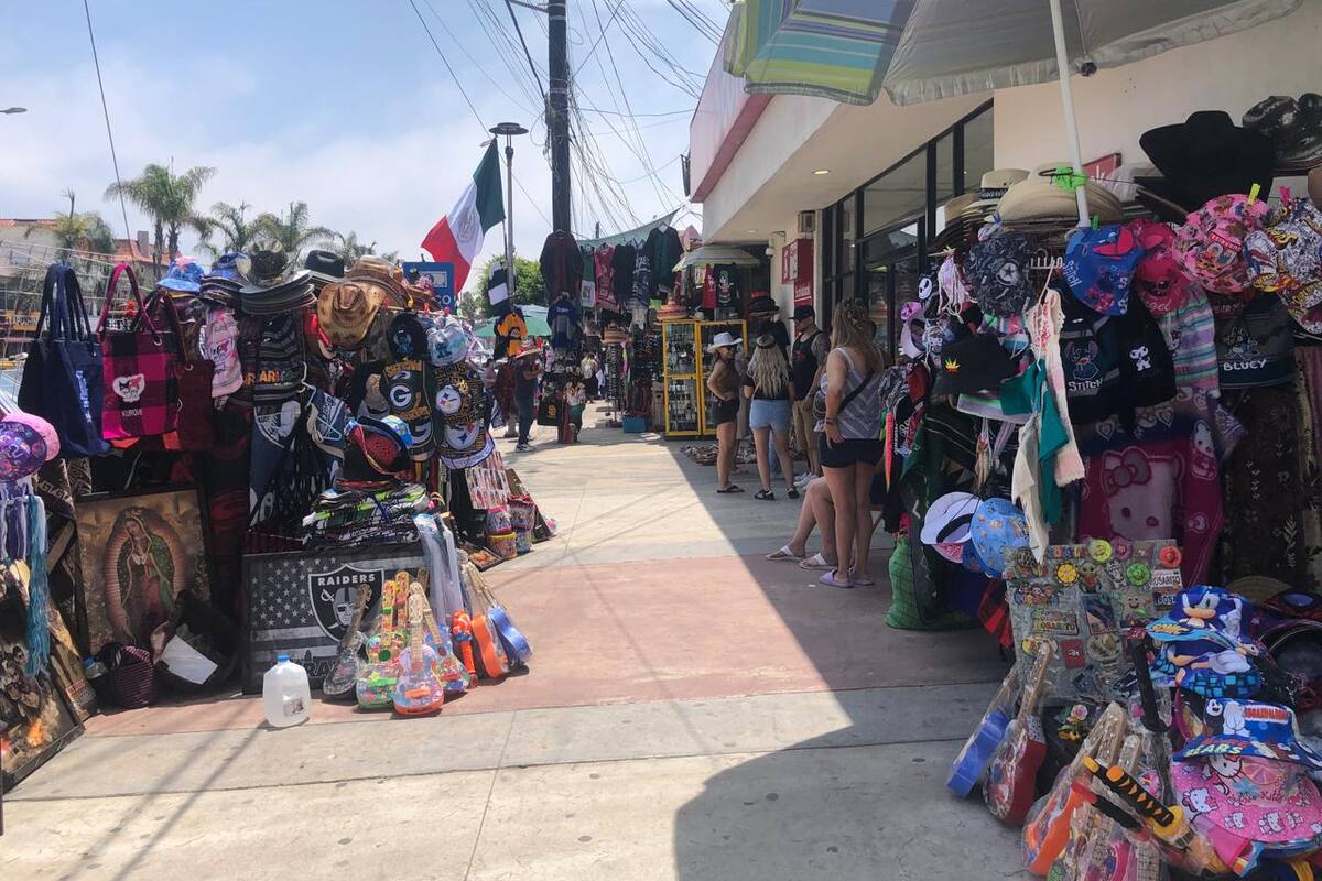 Vendedores se instalan en el punto de entrada del Baja Beach Fest