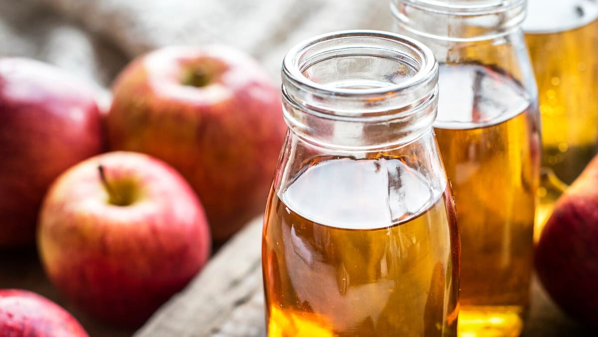 Incorporar una cucharada de vinagre de manzana en nuestra rutina diaria puede mejorar significativamente la digestión | Foto: freepik