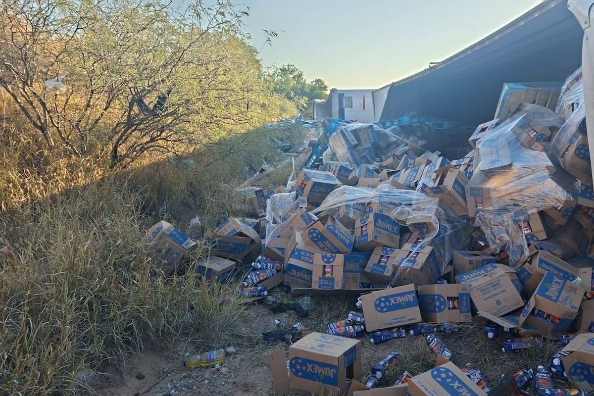 Vuelca tractocamión de carga en Santa Ana