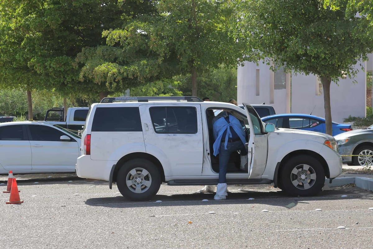 Camioneta Nissan blanca es asegurada por autoridades en estacionamiento del hotel Lucerna