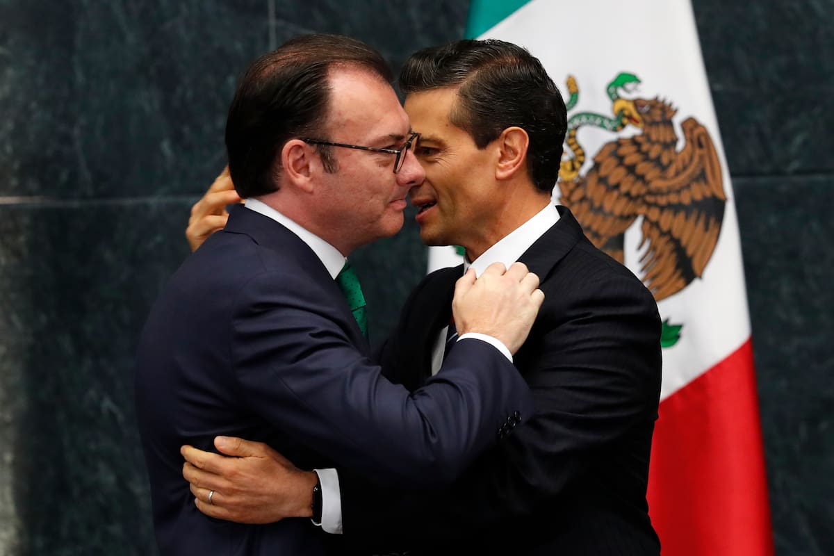 Enrique Peña Nieto abraza a Luis Videgaray, quien fue su Secretario de Relaciones Exteriores (SRE). (AP Photo/Dario Lopez-Mills)