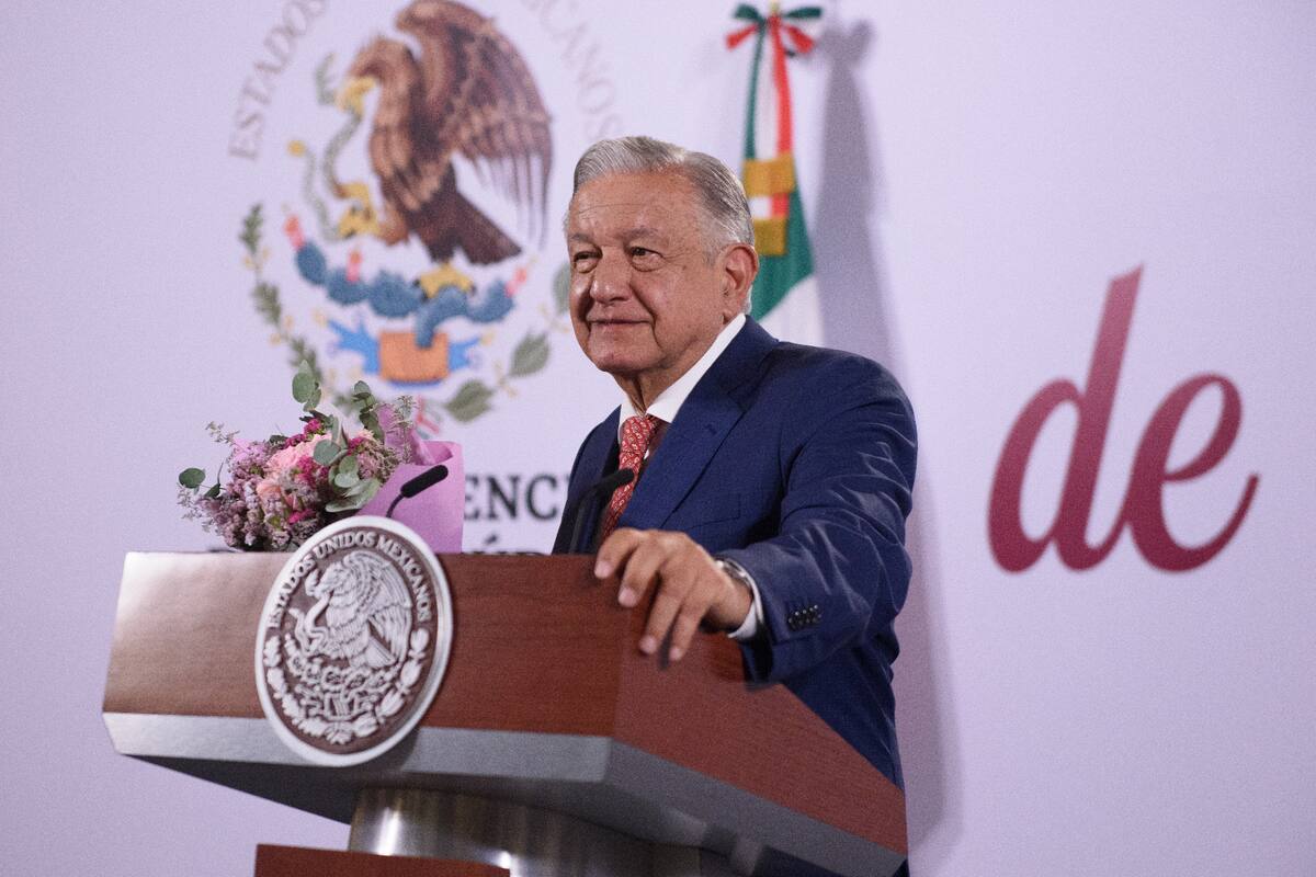 Con flores y mariachi, AMLO felicita a las madres de México en su día