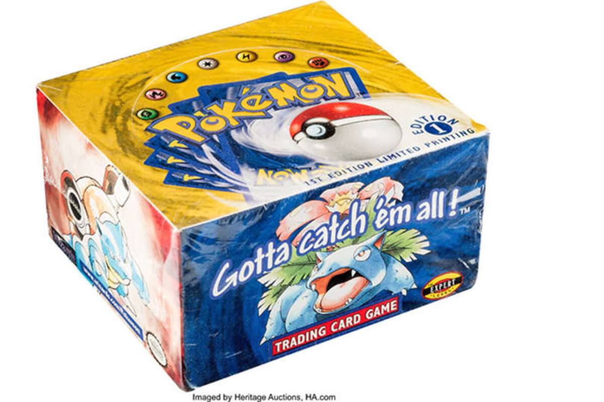 Una caja sellada de cartas Pokémon se vende en subasta