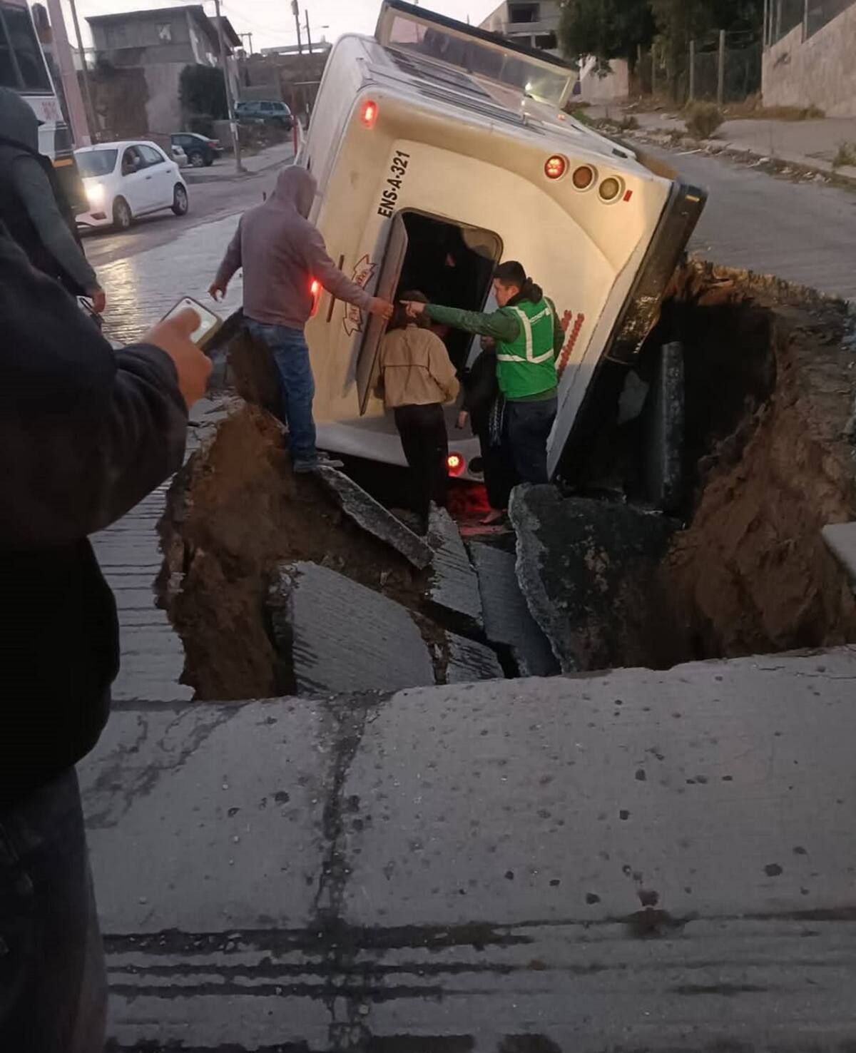 Personal del área técnica de la Cespe acudió de manera inmediata a fin de realizar la revisión de la infraestructura hídrica que se ubica en la zona.