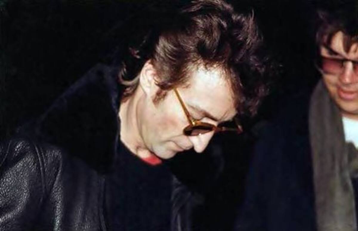 John Lennon firmando un autógrafo para Chapman / Cuenta de X: @77MASH