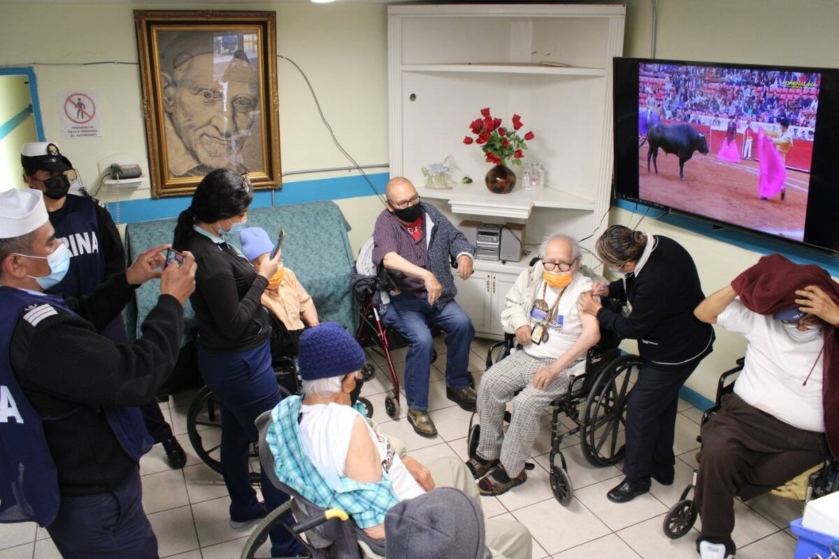 Vacunan contra Covid-19 a abuelitos de la Casa Hogar Del Anciano