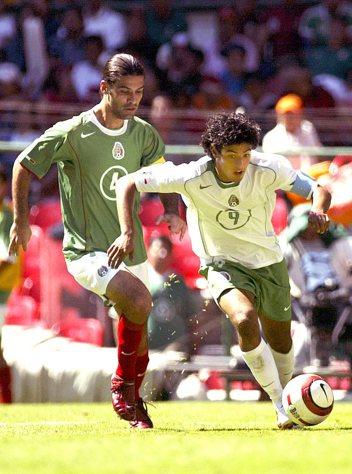 Rafael Marquez (i) de la selección mayor de México, pelea un balón con Carlos Vela (d) de la selección sub-17 de México en juego de exhibición celebrado en el estadio "Azteca" de Ciudad de México, en ayuda a los damnificados de los huracanes Stan y Wilma en 2005. (AP Photo/ Claudio Cruz)