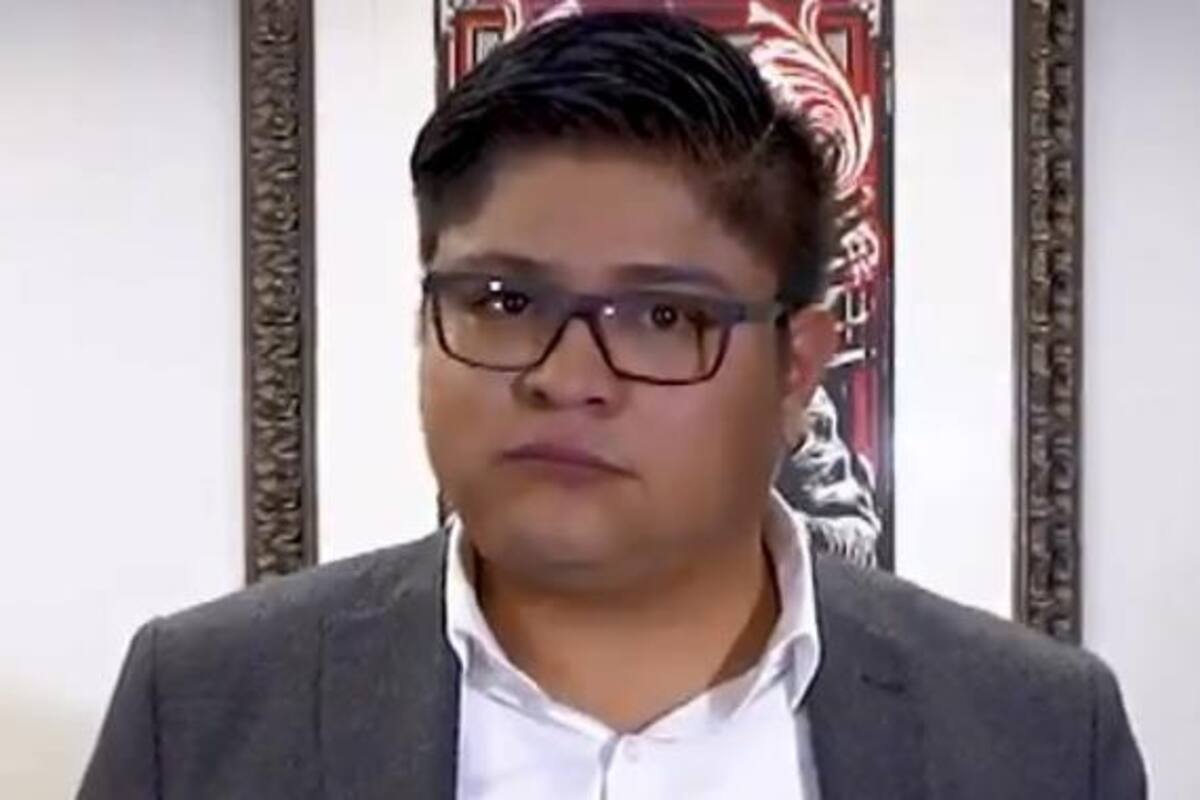 Gibrán Ramírez arremete contra Issste por atención de su hermana embarazada