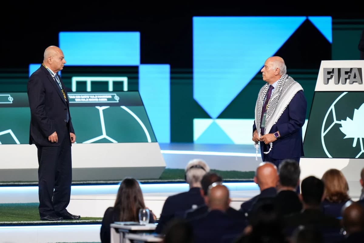 La escena ocurrió en el Congreso de la FIFA en Vancouver, donde se abordaron acusaciones y posibles sanciones relacionadas con el futbol israelí y palestino. Foto: AP
