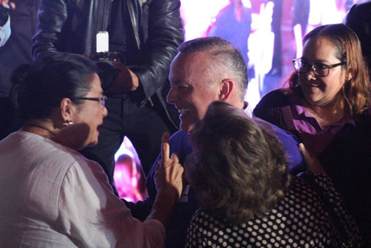 Miguel Ángel Badiola, candidato a la Alcaldía de Tijuana, se reúne con cientos de mujeres.