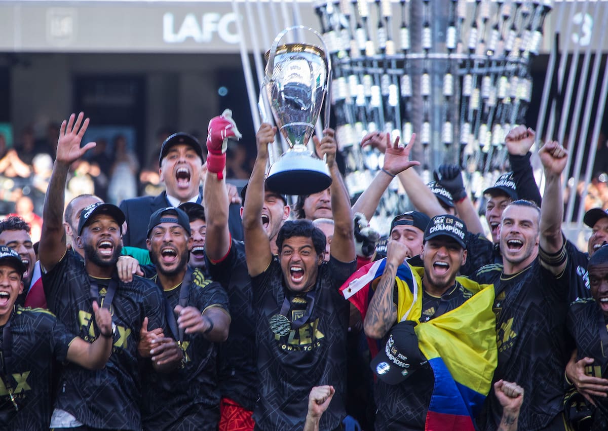 05/11/2022 Carlos Vela (c) de Los Ángeles Football Club celebra con sus compañeros después de ganar su juego de campeonato de la MLS contra Philadelphia Union en Los Ángeles, California (EE.UU.). EFE/Javier Rojas