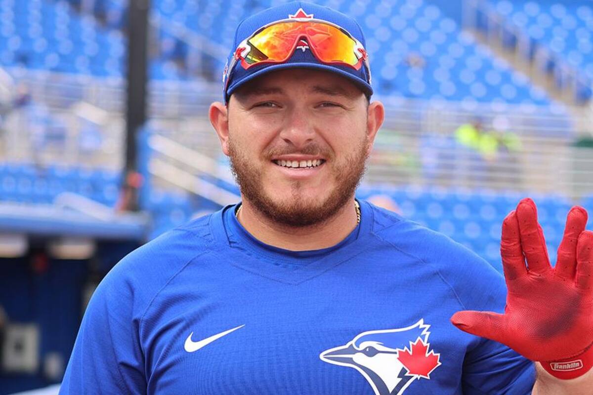Alejandro Kirk y Ramón Urías se quedan en roster de sus equipos para Opening Day