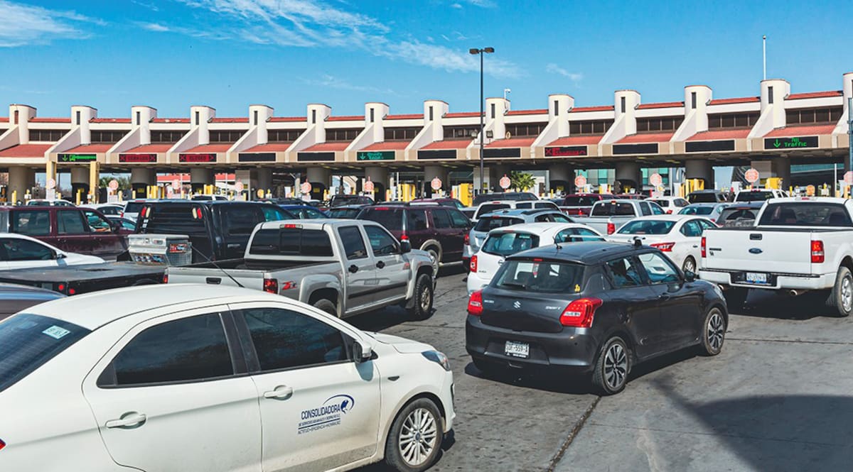 Si los turistas no permiten la revisión del teléfono celular, autoridades estadounidenses pueden negarles el ingreso al país. | Foto: City of Laredo.