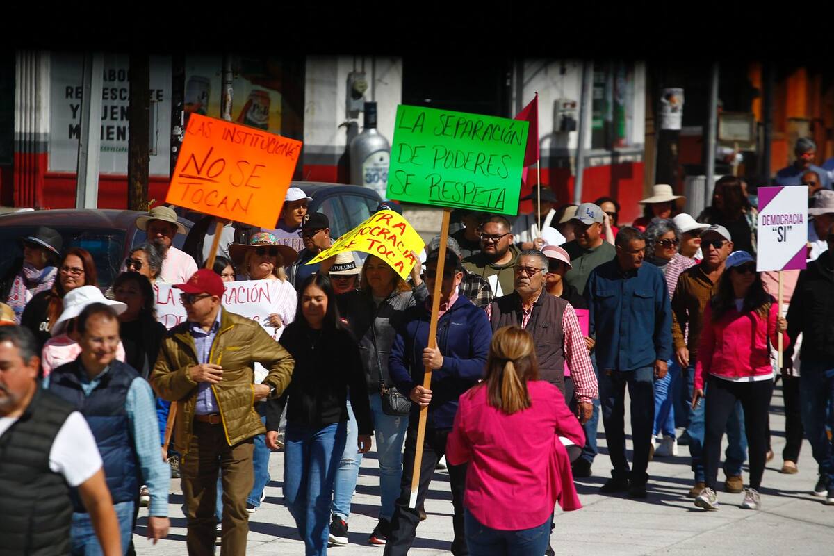 Marchan más de 500 por la democracia