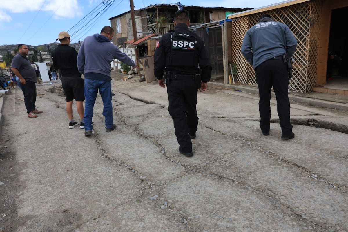 Habitantes de la colonia 3 de Octubre retiran sus pertenencias ante el hundimiento de la calle Punta Arenas y las grietas en sus viviendas. Foto: Sergio Ortiz