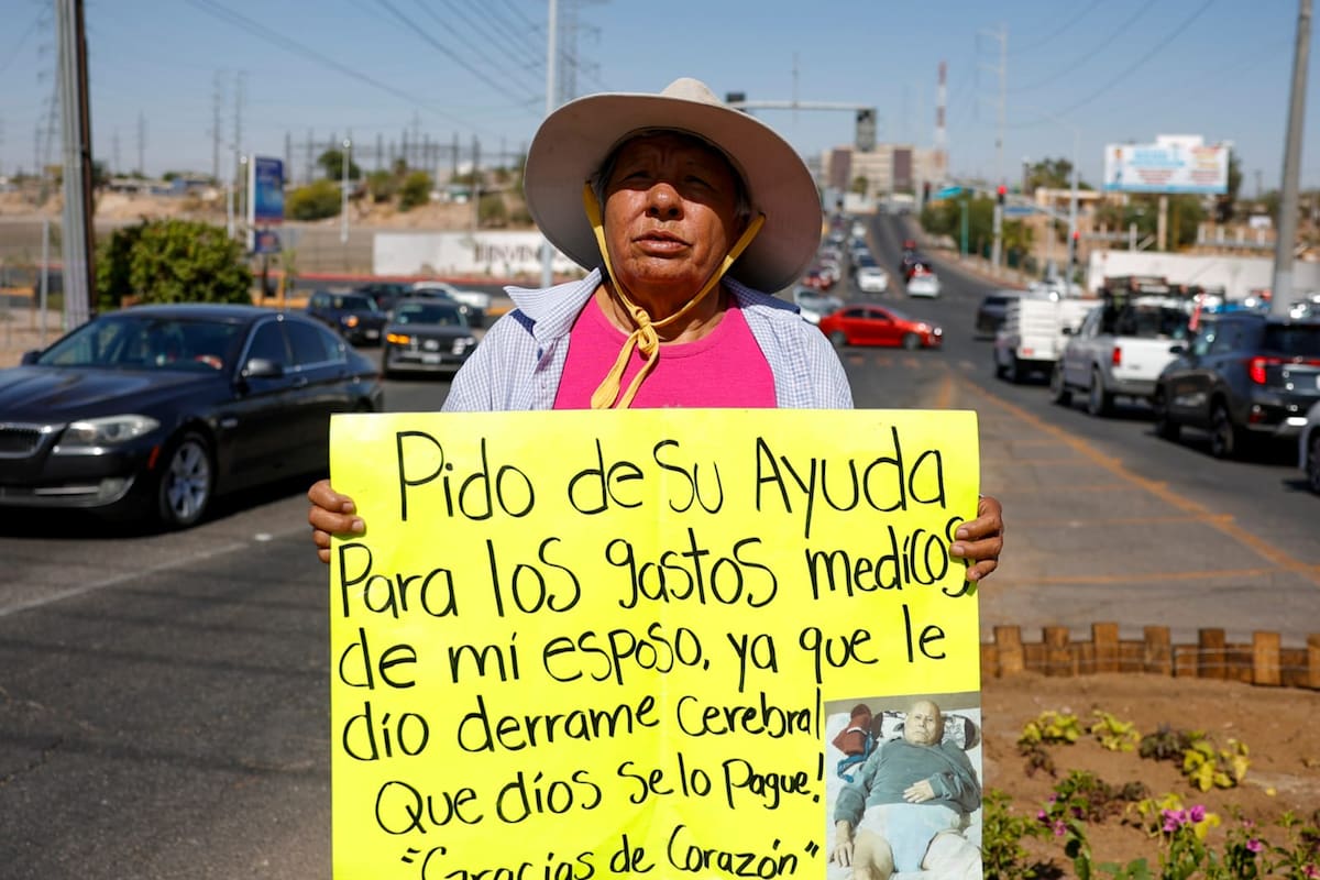 Eso es amor; bajo el intenso calor de Mexicali, esposa pide apoyo para ayudar a su pareja enferma