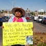 Eso es amor; bajo el intenso calor de Mexicali, esposa pide apoyo para ayudar a su pareja enferma