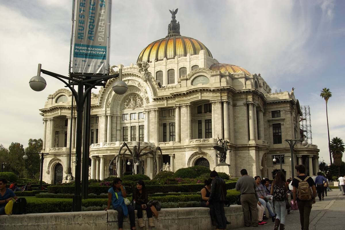 Protestan por realización de eventos religiosos en Bellas Artes