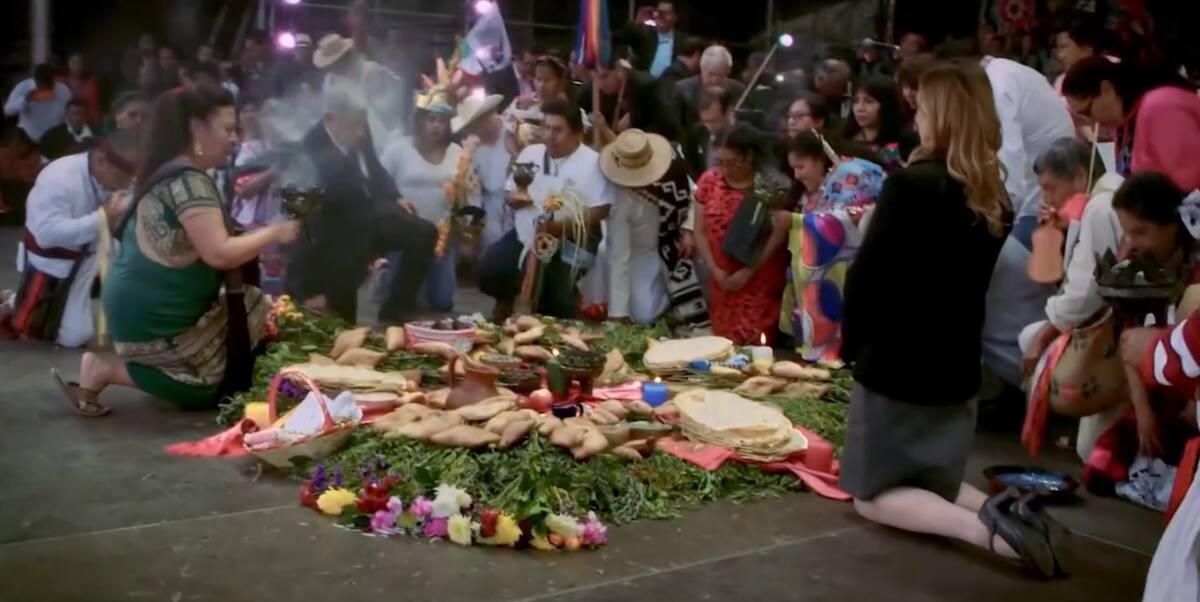 AMLO con el pueblo, captura de pantalla. / Claudia Sheinbaum Pardo vía Facebook.