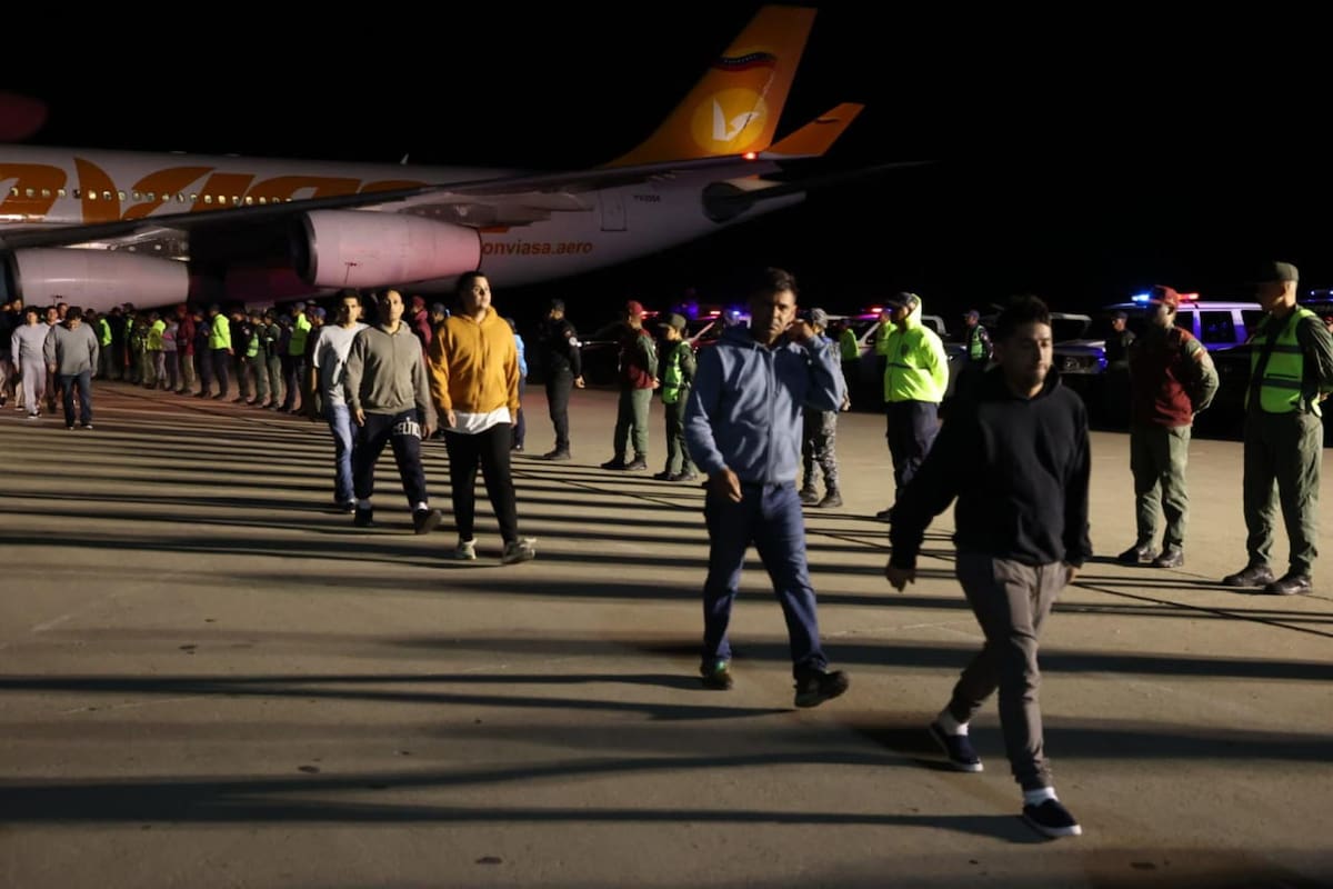 CARACAS (VENEZUELA), 24/03/2025.- Fotografía cedida por Prensa del Ministerio de Interior, Justicia y Paz, donde se observa a personas bajarse de un avión en el Aeropuerto Internacional Simón Bolívar, en La Guaira (Venezuela). Un grupo de 199 migrantes venezolanos retornó en la madrugada de este lunes a su país en un avión procedentes de Honduras, a donde habían llegado desde EE.UU., país del que fueron deportados, informó el titular de Interior, Diosdado Cabello. EFE/ Prensa del Ministerio para Interior, Justicia y Paz.