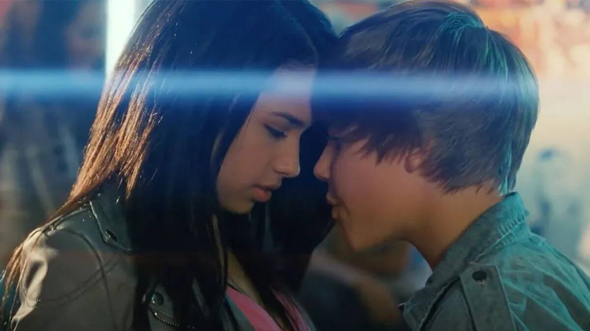 Jasmine Villegas al lado de Justin Bieber para el icónico video "Baby"