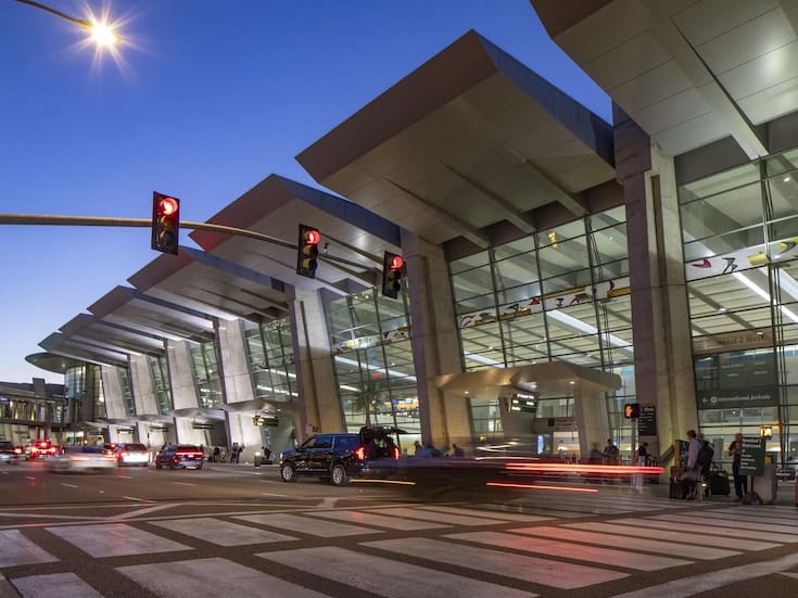 Viajeros enfrentan largas filas de seguridad en Aeropuerto Internacional de San Diego