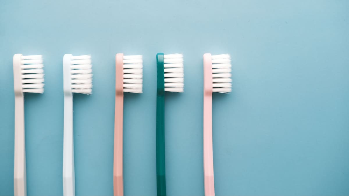 El truco del cepillo de dientes para exfoliar los labios al instante