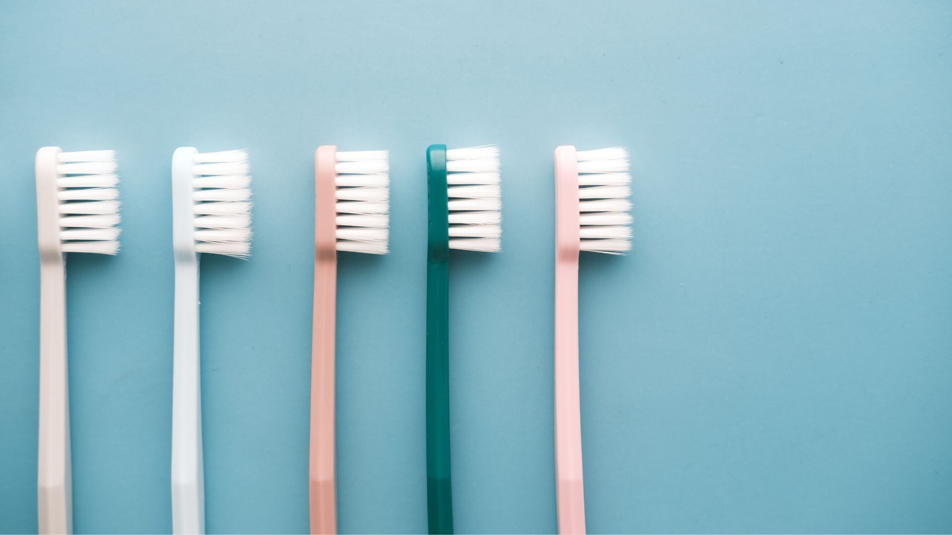 El truco del cepillo de dientes para exfoliar los labios al instante