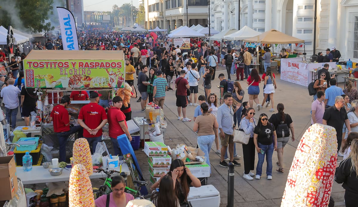Cientos de hermosillenses se dieron cita en el área de palacios para disfrutar del Primer Taco Fest 2025, donde las taquerías de la ciudad expusieron sus productos.
