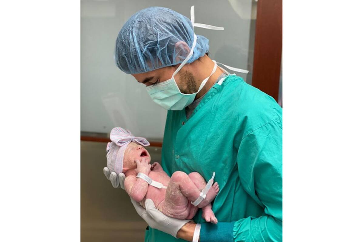 Comparten Enrique Iglesias y Ana Kournikova foto de su nuevo hijo