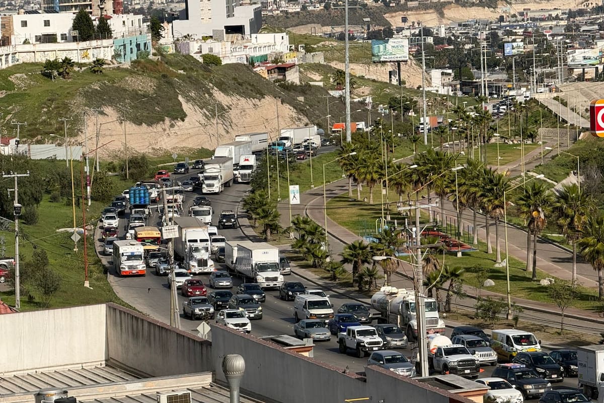 Tráfico colapsa tras volcadura en el Libramiento Sur en Tijuana