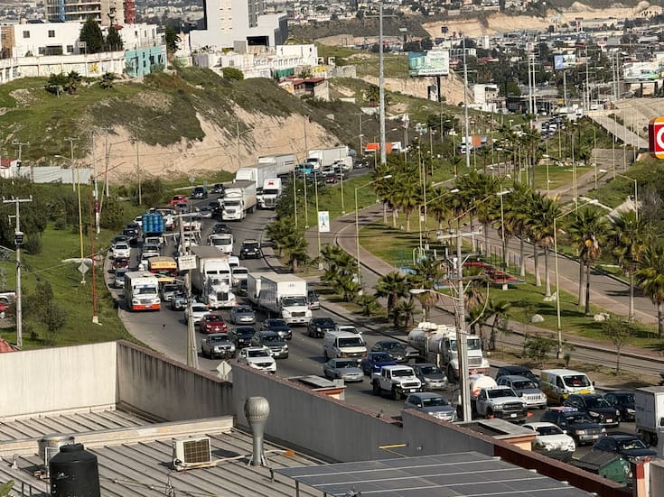 Tráfico colapsa tras volcadura en el Libramiento Sur en Tijuana