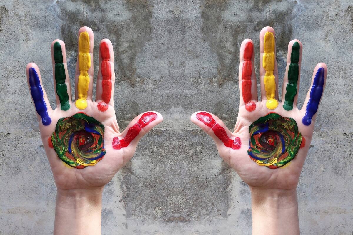 Mujer acusa a los maestros de su hija de manipularla para cambiar su identidad de género y nombre